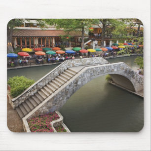 Café im Freien entlang des Flusses Walk und Brücke Mousepad