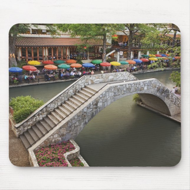 Café im Freien entlang des Flusses Walk und Brücke Mousepad (Vorne)