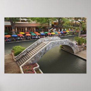 Café im Freien entlang des Flusses Walk und Brücke Poster