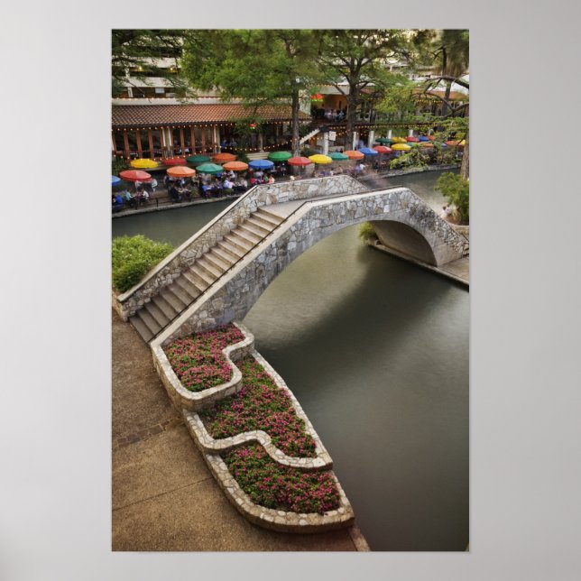 Café im Freien entlang Fluss Walk und Brücke über Poster (Vorne)