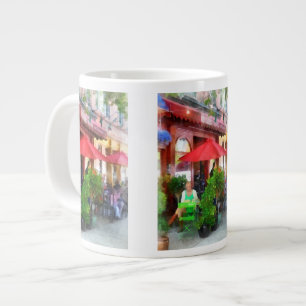 Café im Freien mit roten Sonnenschirmen Jumbo-Tasse