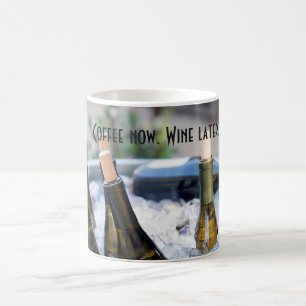 Café maintenant. Vin plus tard. Tasse drôle pour