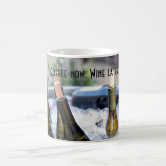 Café maintenant. Vin plus tard. Tasse drôle pour