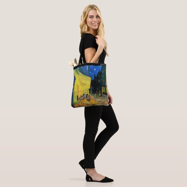 Café Terrace at Night by Van Gogh – Custom Text Tasche (Am Model)