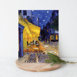 Café Terrace Night Vincent van Gogh Postkarte<br><div class="desc">Eine schöne Kunstpostkarte mit dem postimpressionistischen Gemälde von Vincent van Gogh (1853-1890), Café Terrace at Night (1888), in Arles, Frankreich gemalt, in einer belebten Straße von Geschäften mit einem Freiluftrestaurant unter den Sternen.</div>