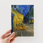 Café Terrasse | Vincent Van Gogh Postkarte<br><div class="desc">Cafe Terrace at Night (1888) von niederländischem Post-Impressionisten Vincent Van Gogh. Original Fine Art Malerei ist ein Öl auf der Leinwand,  das eine sternförmige Nachtszene vor einem französischen Café in Arles darstellt. Verwenden Sie die Entwurfstools,  um einen benutzerdefinierten Text hinzuzufügen oder das Bild zu personalisieren.</div>