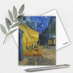 Café Terrasse von Vincent Van Gogh Postkarte<br><div class="desc">Mit dieser kunstvoll bedruckten Postkarte bringen Sie die Magie von Vincent van Goghs Meisterwerk "Café Terrace at Night" in Ihre Sammlung. Die Postkarte mit dem ikonischen Gemälde aus dem Jahr 1888 mit ihrem lebhaften gelben Café strahlt einen sternenstarken Nachthimmel aus und ist ideal für Kunstliebhaber, Sammler und Van Gogh-Liebhaber. Egal,...</div>