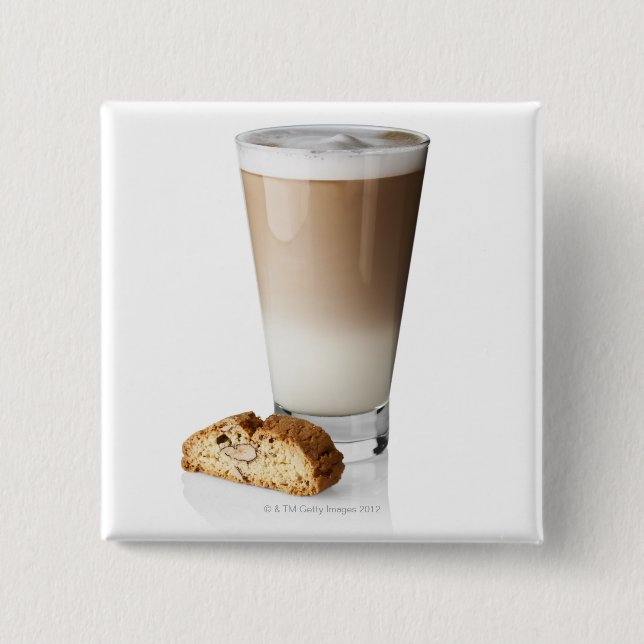 Caffe latte mit biscotti, auf weißem Hintergrund, Button (Vorderseite)
