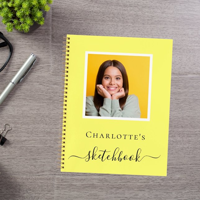 Cahier de croquis jaune photo typographie (Créateur téléchargé)
