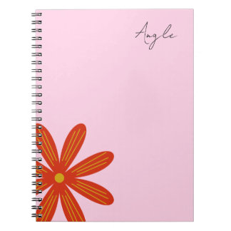 Cahier rose avec motif floral et étiquette nominat