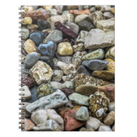 Cailloux sur un carnet de plage