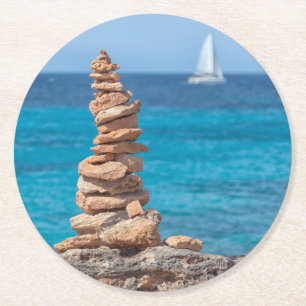 Cairn at the Mediterranean sea Runder Pappuntersetzer