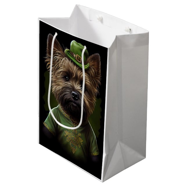 Cairn Terrier Hund in St. Patrick's Day Dress Mittlere Geschenktüte (Vorderseite Schrägansicht)