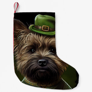 Cairn Terrier Hund in St. Patrick's Day Kostüm Kleiner Weihnachtsstrumpf