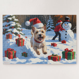 Cairn Terrier läuft im Schnee mit Weihnachtsmütze
