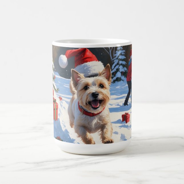 Cairn Terrier läuft in Snow mit Weihnachtsmütze Kaffeetasse (Mittel)