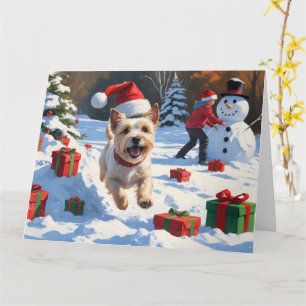 Cairn Terrier läuft in Snow mit Weihnachtsmütze Karte