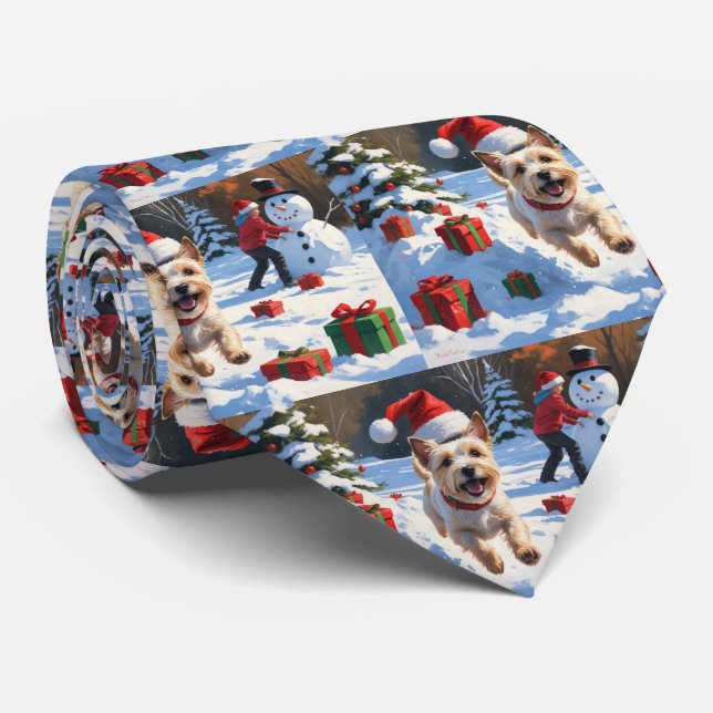 Cairn Terrier läuft in Snow mit Weihnachtsmütze Krawatte (Gerollt)