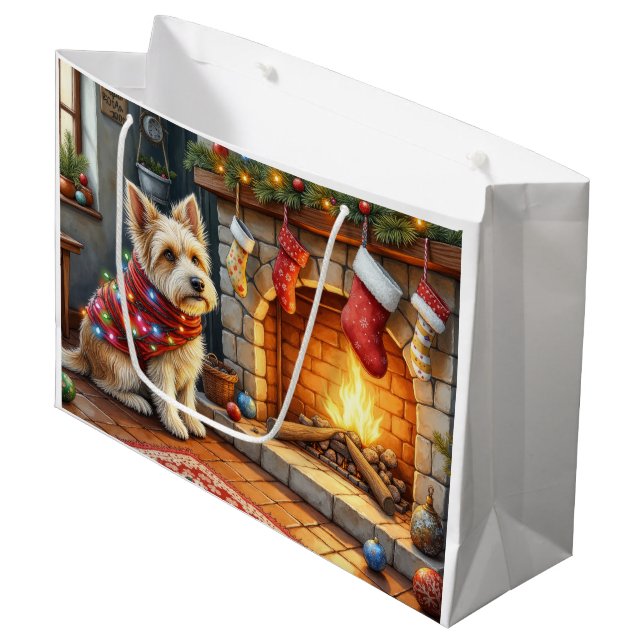 Cairn Terrier Sitting Fireplace Christmas Lights Große Geschenktüte (Vorderseite Schrägansicht)