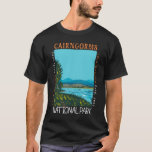 Cairngorms Nationalpark Schottland erschüttert T-Shirt<br><div class="desc">Cairngorms Vektor gestört Kunstwerk Design. Die Cairngorms sind eine Gebirgskette im östlichen Hochland Schottlands,  die eng mit dem Cairn Gorm verbunden ist.</div>