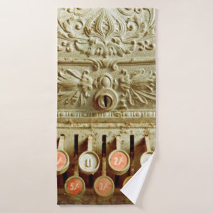 caisse vintage, couverte de poussière et de toile