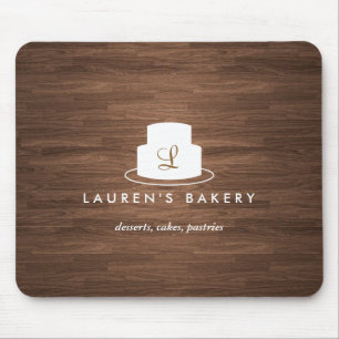 Cake Monogram Logo in Weiß auf Braunholz Mousepad