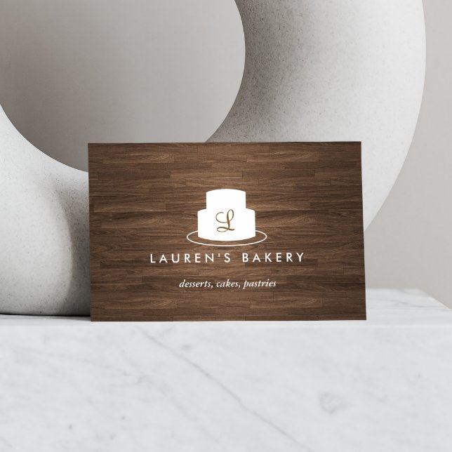 Cake Monogram Logo in Weiß auf Braunholz Visitenkarte (Von Creator hochgeladen)