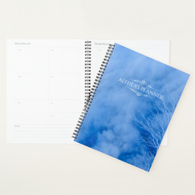 Calendrier 2021 sur les arbres bleus et les nuages (Devant avec enveloppe)