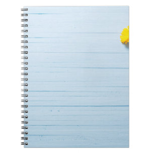 Calendula-Blume: blauer Holzhintergrund Notizblock