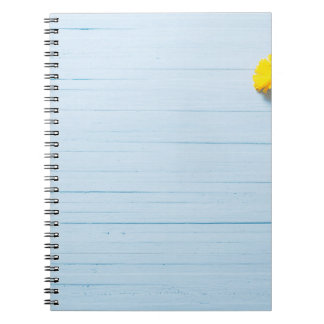 Calendula-Blume: blauer Holzhintergrund Notizblock