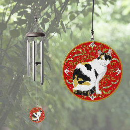 Calico Cat auf Extravagantem rotem Hintergrund Windspiel