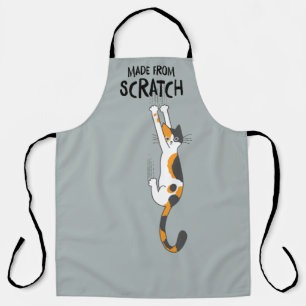 Calico Katze aus Scratch Funny Cat, der sich auf Schürze