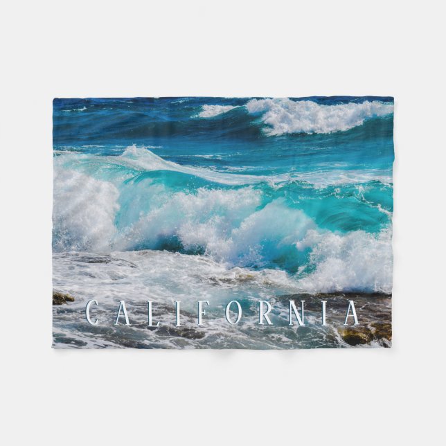 California Beach, Aquamarine Waves, Weißer Text Fleecedecke (Vorderseite (Horizontal))