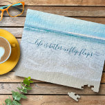 California Beach Waves Life ist besser im Dreh Flo<br><div class="desc">"Das Leben ist besser in Flip Flops." Entspannen Sie sich, während Sie die Wellen hinein und aus beobachten. Atmen, erkunden und genießen Sie die Einsamkeit eines leeren kalifornischen Strandes, wenn Sie an diesem atemberaubenden, pastellblauen und weißen Ozeanschauen-Puzzle arbeiten. Macht ein großartiges Geschenk! Kommt in eine besondere Geschenkboxen. Sie können dieses...</div>