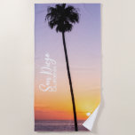 California Palm Tree Beach Sunset San Diego Strandtuch<br><div class="desc">California Palm Tree Beach Sonnenuntergang San Diego Beach Handtuch (lila,  orange,  Gradienten,  ombre): Atemberaubendes Palmen Sonnenuntergang Foto in San Diego,  Kalifornien gefangen. Perfektes Urlaubsgeschenk oder als San Diego-Souvenir,  und für kalifornische Sonnenuntergang-Liebhaber.</div>