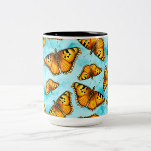 California Tortoiseshell Schmetterling auf Wolken Zweifarbige Tasse