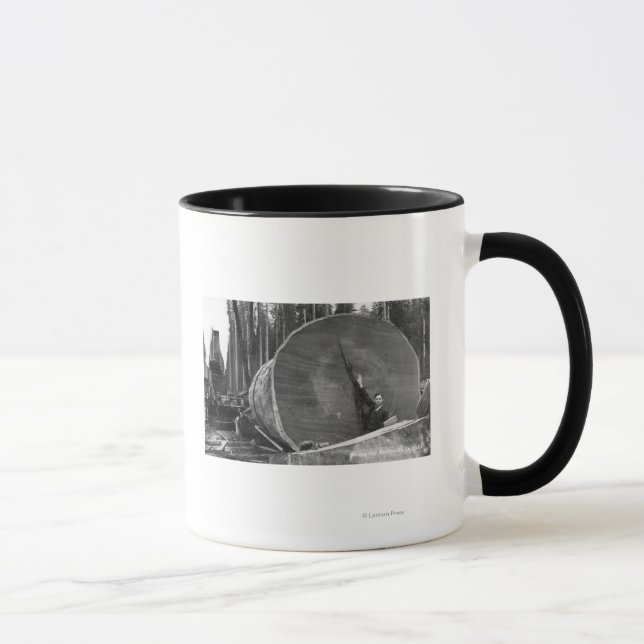 CaliforniaMan Posing by Cut Redwood Log Tasse (Rechts)