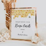 CALLA Bee Recipe Card Signature - Ihr Rezept Verla Poster<br><div class="desc">Die belebte Calla Collection ist speziell für Ihre Bienenveranstaltung konzipiert! Mit seiner bezaubernden Aquarellwabe und dem zarten Tropfhonig ist diese Kollektion so süß wie möglich. Egal ob Sie eine bezaubernde Babydusche für Hummeln oder eine andere fröhliche Feier planen, die Calla Collection verleiht Ihrer Veranstaltungsdekoration eine zusätzliche Touch an Süße und...</div>