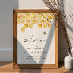 CALLA Honey Bee Brautparty Willkommen Poster<br><div class="desc">Die belebte Calla Collection ist speziell für Ihre Bienenveranstaltung konzipiert! Mit seiner bezaubernden Aquarellwabe und dem zarten Tropfhonig ist diese Kollektion so süß wie möglich. Egal ob Sie eine bezaubernde Babydusche für Hummeln oder eine andere fröhliche Feier planen, die Calla Collection verleiht Ihrer Veranstaltungsdekoration eine zusätzliche Touch an Süße und...</div>