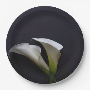Calla liegt auf dunklem Hintergrund Pappteller