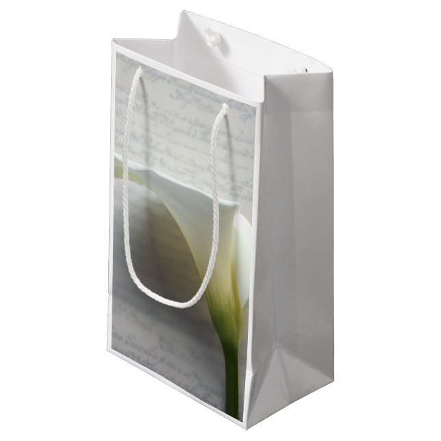 Calla Lilie auf altem Skript Kleine Geschenktüte (Vorderseite Schrägansicht)