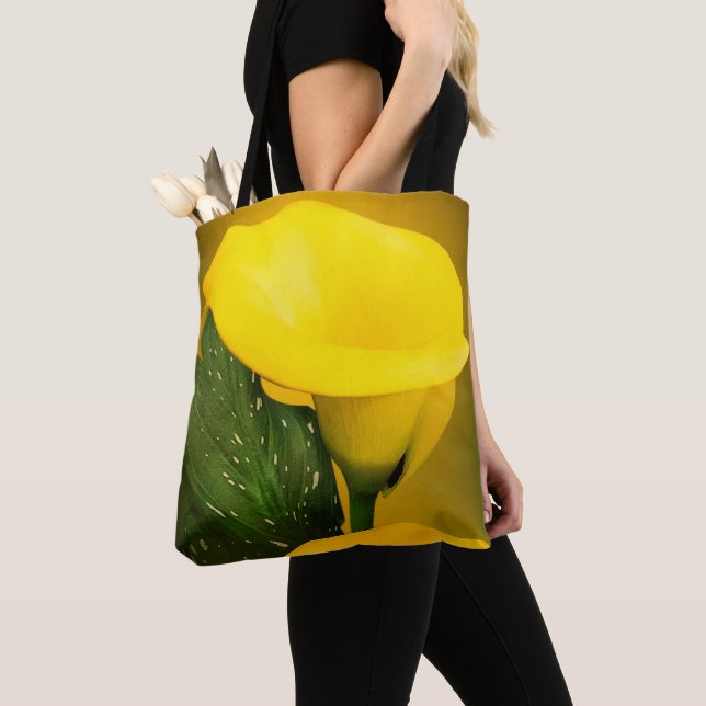 Calla Lily Bright Yellow Blätter Bokeh Tasche (Von Nahem)