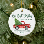Calligrafie First Christmas New Zuhause Truck Keramik Ornament<br><div class="desc">Moderne Fun Calligraphie Drehbuch Unsere ersten Weihnachten in unserem New Zuhause Ornament beinhaltet Watercolor Vintag Red Truck mit Weihnachtsbaum. Forest Green Script.</div>