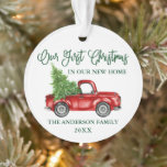 Calligrafie First Christmas New Zuhause Truck Ornament<br><div class="desc">Moderne Fun Calligraphie Drehbuch Unsere ersten Weihnachten in unserem New Zuhause Ornament beinhaltet Watercolor Vintag Red Truck mit Weihnachtsbaum. Forest Green Script.</div>