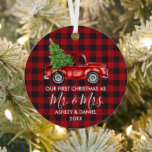 Calligrafie Frau Christmas Truck Red Kariert Ornament Aus Metall<br><div class="desc">Moderne Kalligraphie Drehbuch Unsere ersten Weihnachten als Mr. und Mrs. - Aquarellfarbener Vintager LKW-Ornament - Rotes Buffalo Kariert</div>