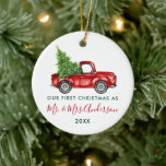 Calligrafie Herr First Christmas Red Truck Keramik Ornament<br><div class="desc">Modern Trendy Calligrafy Script Unsere ersten Weihnachten als Mr. und Mrs. Ornament beinhaltet Watercolor Vintag Red Truck mit Weihnachtsbaum - Forest Green und Red Text</div>