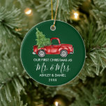 Calligrafie Herr Mrs. Christmas Red Truck Green Keramik Ornament<br><div class="desc">Moderne Kalligraphie Drehbuch Unsere ersten Weihnachten als Mr. und Mrs. - Aquarellfarbener Vintager LKW-Ornament - Waldgrün</div>