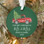 Calligrafie Herr Mrs. Christmas Red Truck Green Ornament<br><div class="desc">Moderne Kalligraphie Drehbuch Unsere ersten Weihnachten als Mr. und Mrs. - Aquarellfarbener Vintager LKW-Ornament - Waldgrün</div>