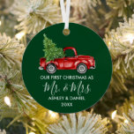 Calligrafie Herr Mrs. Christmas Red Truck Green Ornament Aus Metall<br><div class="desc">Moderne Kalligraphie Drehbuch Unsere ersten Weihnachten als Mr. und Mrs. - Aquarellfarbener Vintager LKW-Ornament - Waldgrün</div>