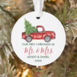Calligrafie Herr Mrs. Christmas Truck Red Green Ornament<br><div class="desc">Moderne Kalligraphie Drehbuch Unsere ersten Weihnachten als Mr. und Mrs. - Aquarellfarbener Vintager Truckverleih - Forest Green Text mit roter Schrift</div>
